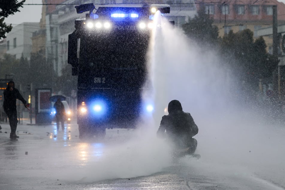 Leipzig: Bilanz: Sieben Polizeibeamte bei "Wir sind alle LinX"-Demo verletzt, enormer Sachschaden