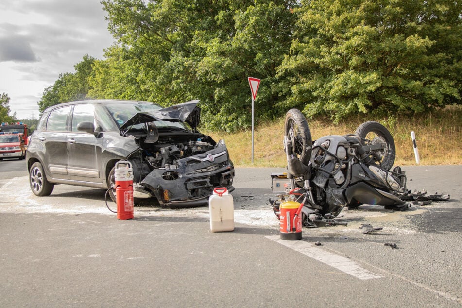 Auto kracht frontal in Motorrad: Frau mit Helikopter in Klinik geflogen