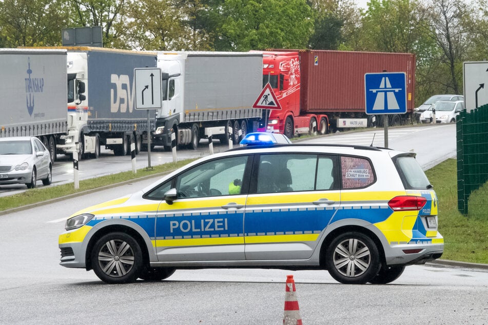 Nach dem Unfall musste die A7 in Richtung Norden voll gesperrt werden. (Archivbild)