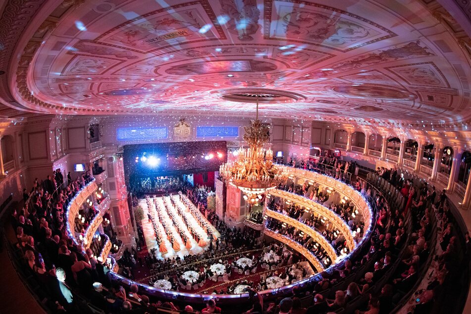 Die Debütanten-Paare tanzen während des 15. Semperopernballs im Februar 2020.