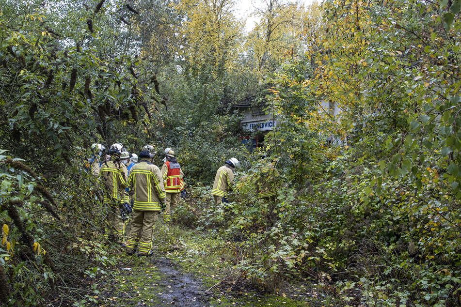 Feuerwehrkräfte bargen die 14-Jährige aus dem Keller eines Abbruchhauses auf der Heerstraße.