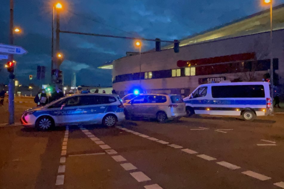 Polizisten am Tatort.