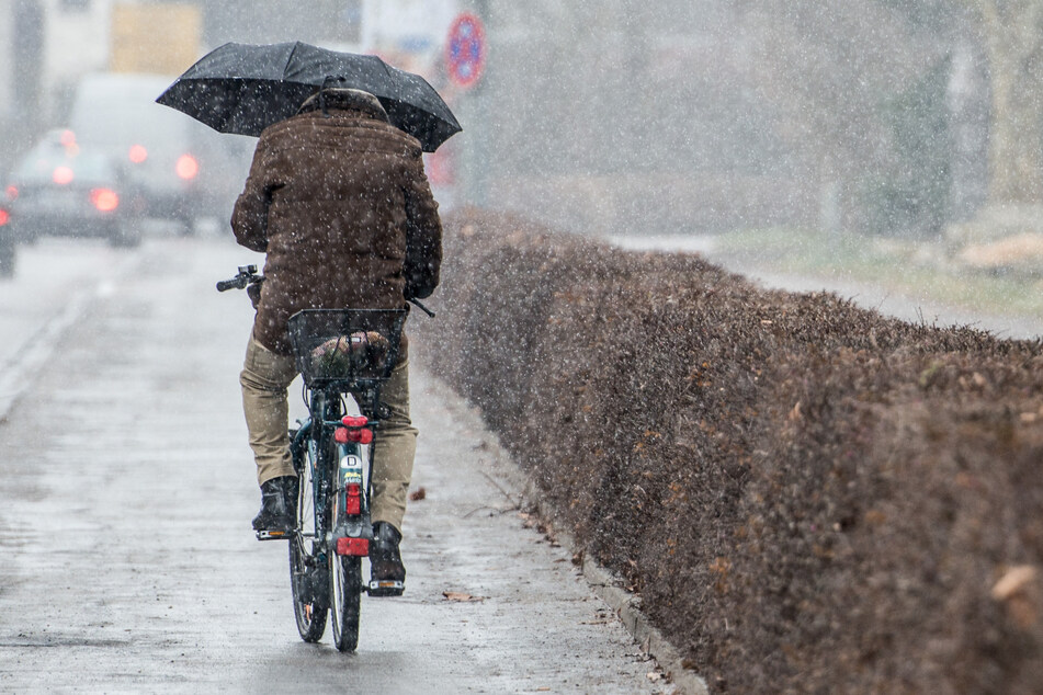 Statt bei schönem Wetter die Sonne genießen zu können, müssen sich die Menschen mit Schnee und eisigen Temperaturen herumschlagen. (Symbolbild)