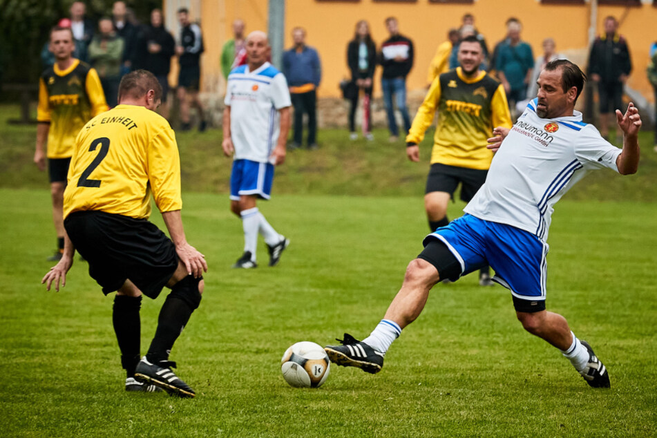 Ulf Kirsten (54, r.) gegen René Bengsch (SC Einheit Bahratal-Berggießhübel) beim Benefizspiel.