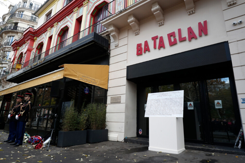 Am Eingang des Bataclan-Konzertsaals befindet sich eine Gedenktafel, die an den Anschlag vom November 2015 erinnert.