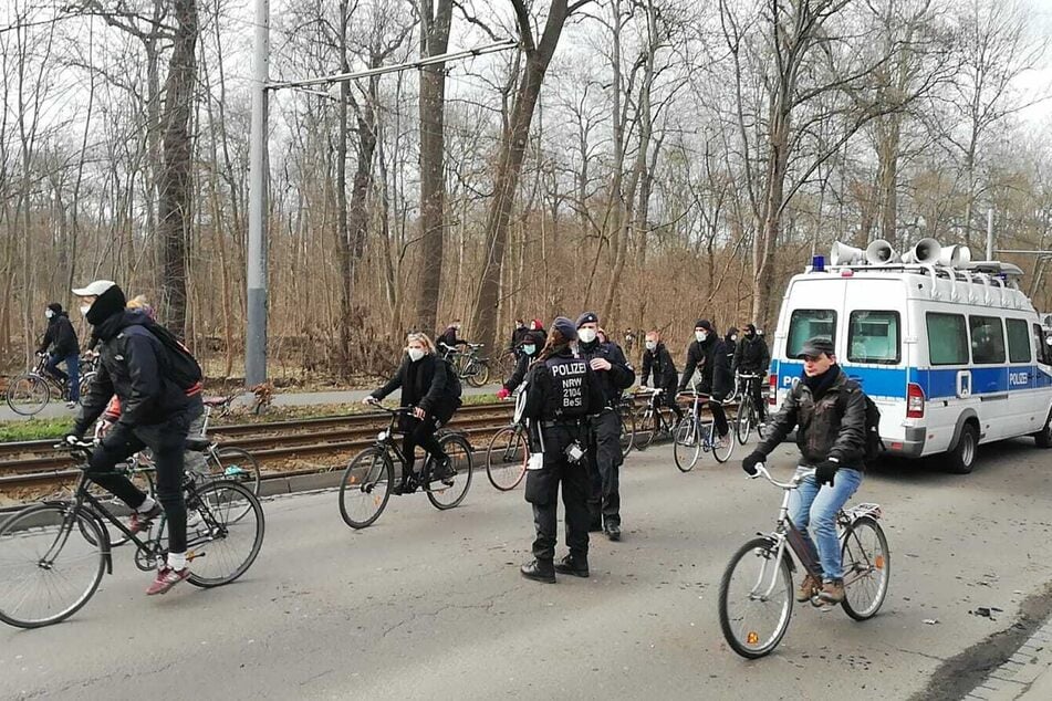 Demonstranten ziehen von der Waldstraße weiter. Ein Teil soll sich wieder in Richtung Innenstadt bewegt haben, andere offenbar gen Westen weitergezogen sein.
