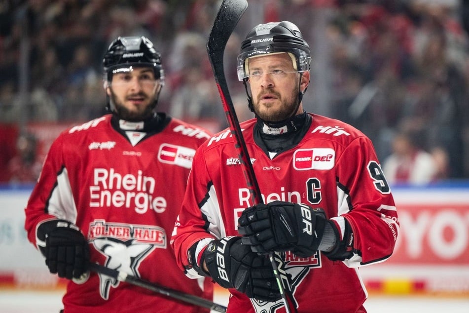 KEC-Kapitän Moritz Müller (39, r.) hängt seine Schlittschuhe noch nicht an den Nagel. (Archivfoto)