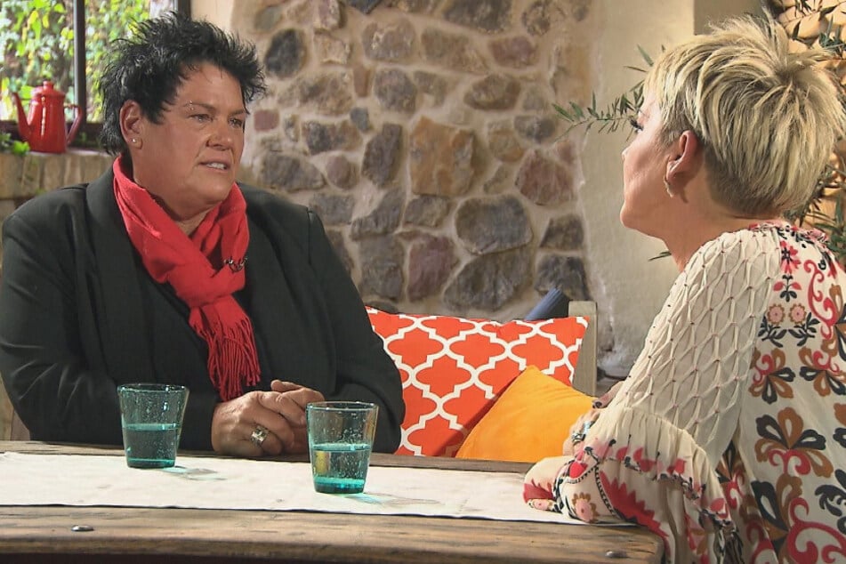 Auch Simone ist von der Story um Frank ergriffen und kämpft im Vieraugengespräch mit den Emotionen.