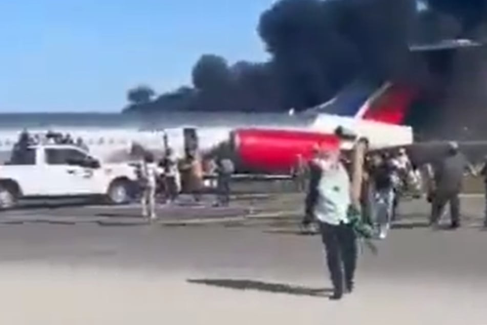 Bruchlandung: Flugzeug zerschellt und geht in Flammen auf!