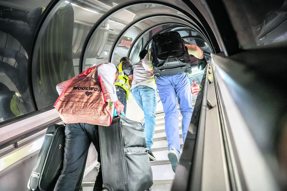 Begleitete Abschiebungen kosten nicht nur Personal und Zeitaufwand, sondern vor allem mächtig Geld.