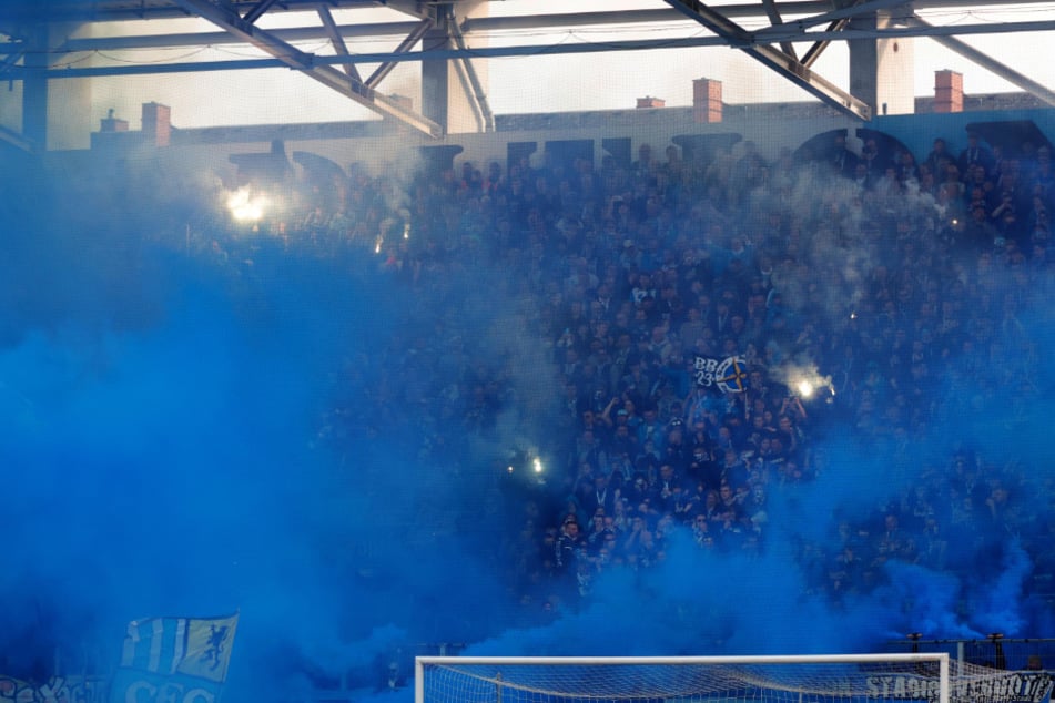 Auf der Südtribüne wurde Pyrotechnik gezündet.