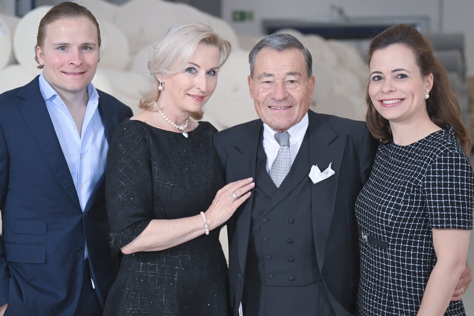 Die Familie Grupp, Eigentümer des Textilherstellers Trigema: (v.l.) Wolfgang Grupp junior, Elisabeth, Wolfgang senior und Bonita stehen 2024 für ein Foto im Lager für Stoffballen.