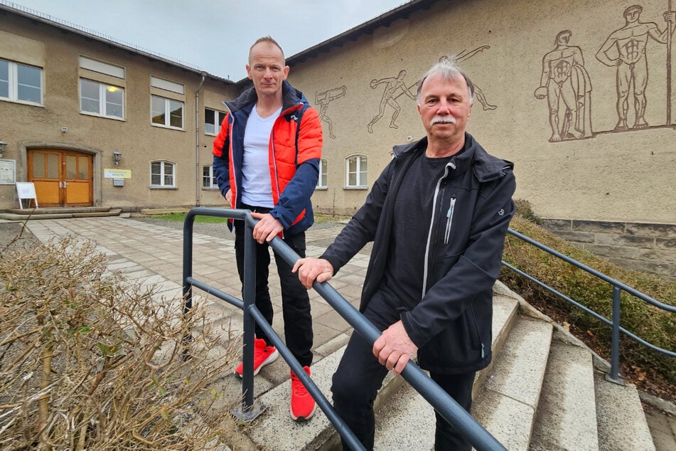 Gebäudeensemble mit Schwimmbecken und Turnhalle: Steffen Herzog (67, r.) vom Schwimmverein Weixdorf und David Göhler (48) vom Turn Team Klotzsche würden gerne am aktuellen Standort bleiben.