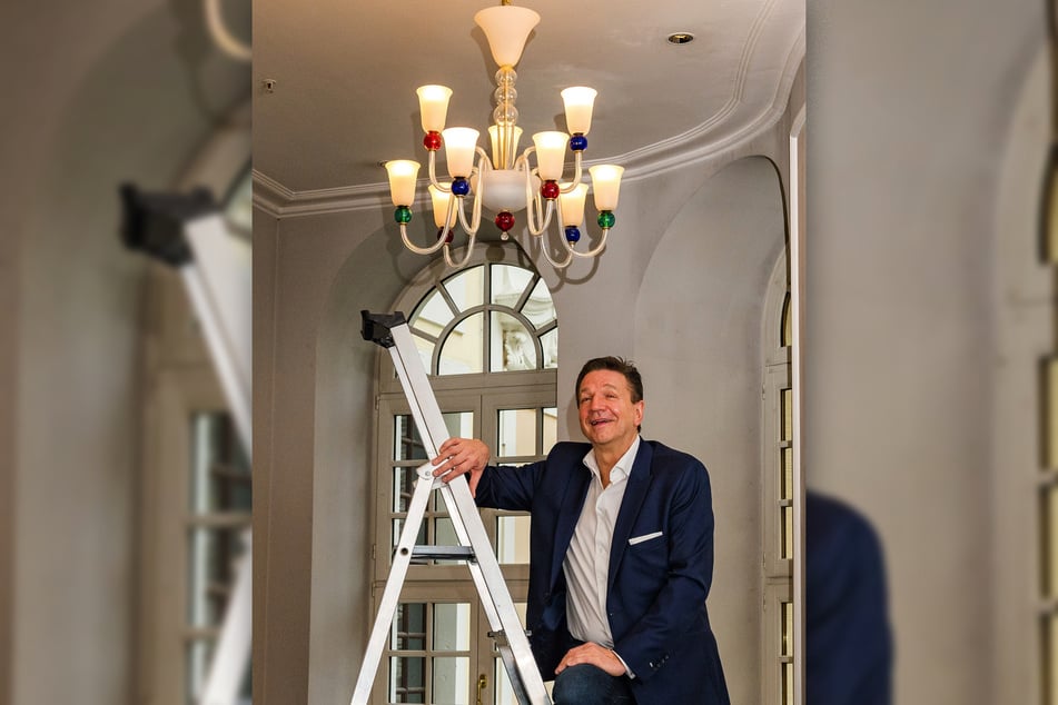Hoteldirektor Marten Schwass (62) begutachtet den Leuchter aus Murano-Glas.