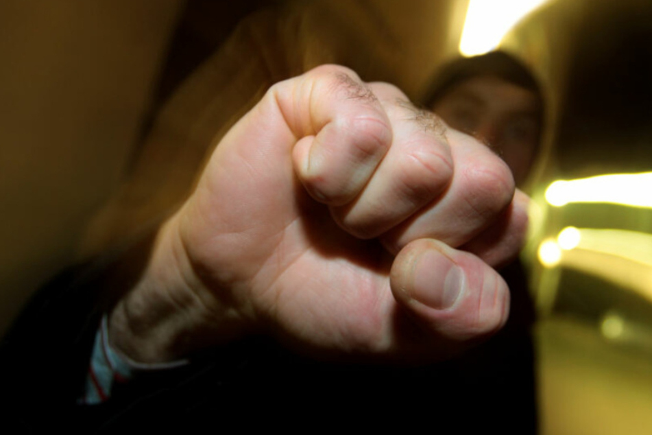 Ein 13-Jähriger ist von mehreren Jugendlichen verprügelt worden. (Symbolbild)