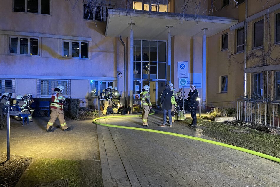 Rund 100 Feuerwehrleute waren wegen des Brandes am Krankenhaus im Einsatz.