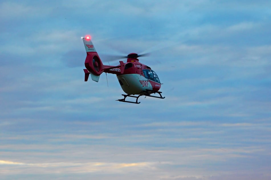 Die beiden Verletzten wurden jeweils in einem Rettungshubschrauber in ein Krankenhaus geflogen. (Symbolbild)