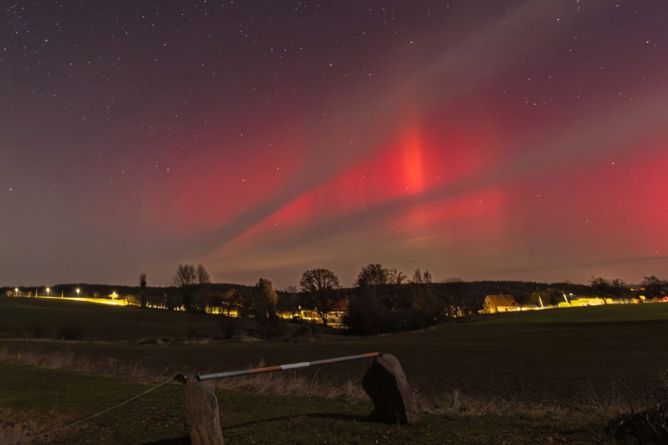 Polarlichter sind am frühen Mittwochmorgen in Striegsital (Mittelsachsen) zu sehen. Ursache sind Sonnenstürme, die auf das Magnetfeld der Erde treffen.