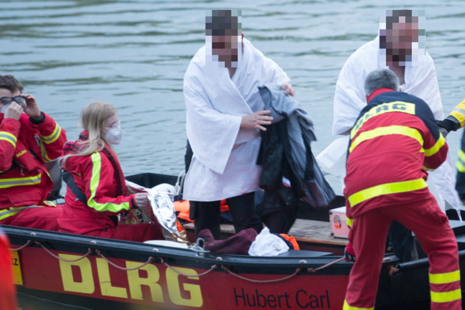 Bademäntel-Träger überleben Albtraum-Bootstrip auf dem Rhein