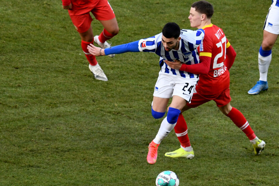 Wenn er einmal das Tempo anzieht, ist Herthas Nemanja Radonjic (25, l.) nur schwer zu stoppen. Hier setzt der Serbe sich gegen Leverkusens Florian Wirtz (18) durch.