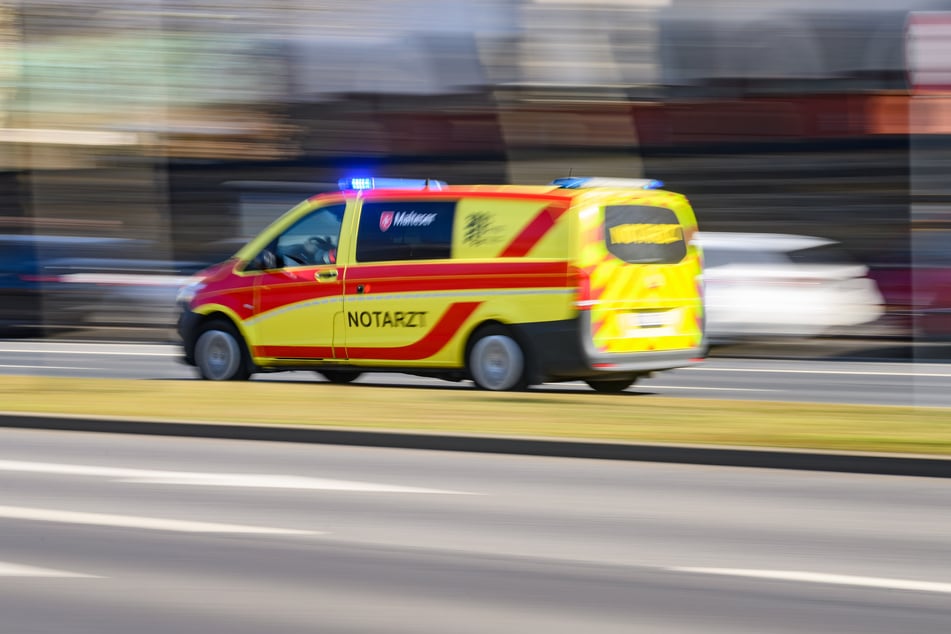 Am Donnerstag sind Rettungskräfte zu einer verunfallten Radfahrerin (63) auf die Berliner Straße alarmiert worden. (Symbolfoto)