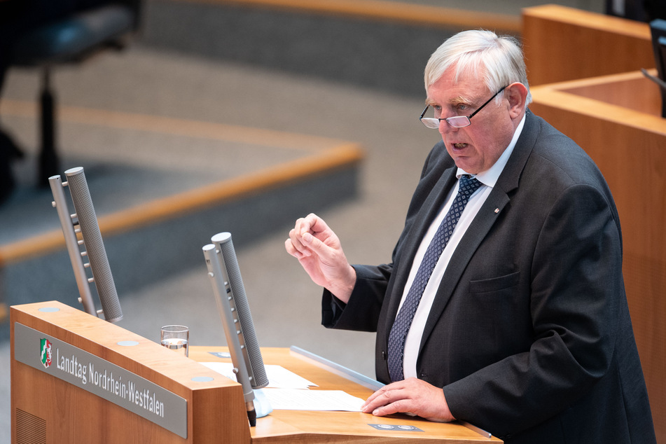 Gesundheitsminister Karl-Josef Laumann (63, CDU) verteidigte das Festhalten an Inzidenzwerten als Maßstab für Lockerungen und Verschärfungen.
