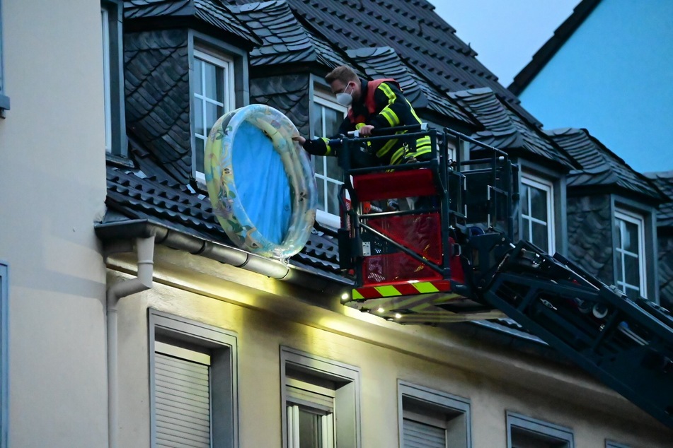 Das Planschbecken hatte sich während einer Windböe selbstständig gemacht und blieb auf einem Dach liegen.