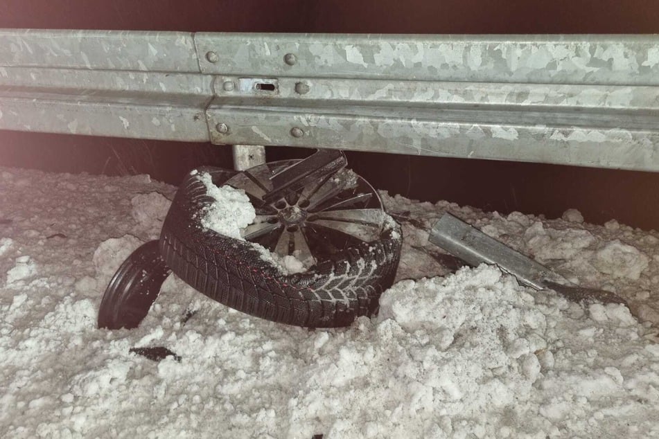 Ein Vorderreifen des Wagens wurde bei dem Crash abgerissen und kam am Fahrbahnrand zum Liegen.