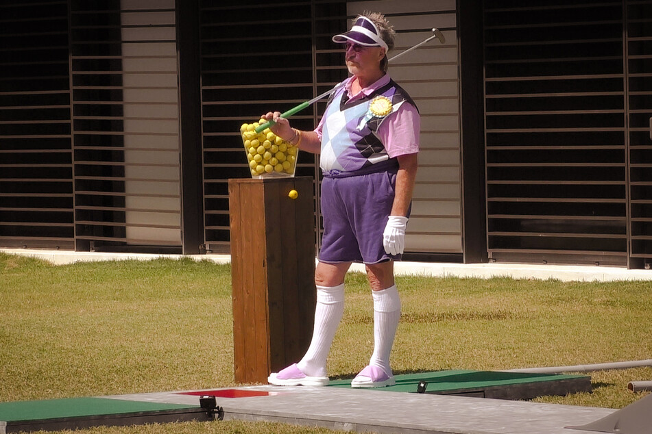 Martin Semmelrogge (66) im heißen Minigolf-Outfit.