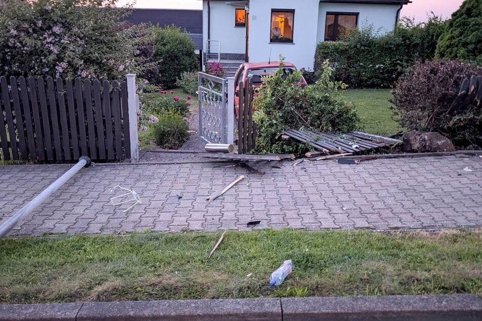 Der Seat durchbrach den Zaun und landete in einem Vorgarten.