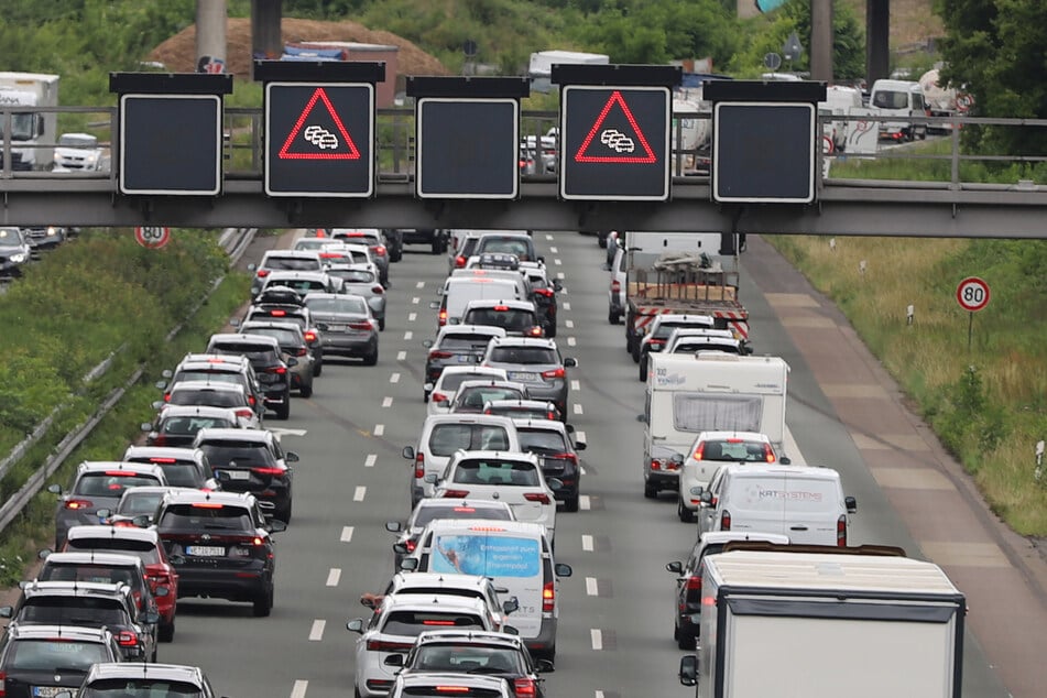 Am Sonntag treffen Kurzurlauber auf der Autobahn auf den Rückreiseverkehr der Pfingsturlauber. (Symbolbild)