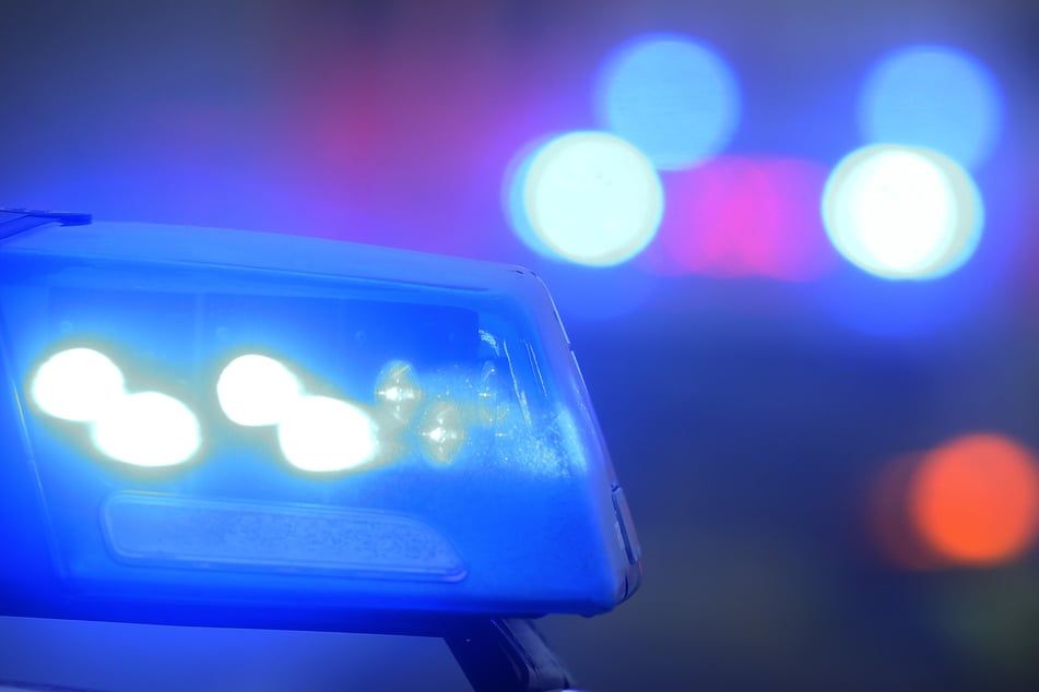 Kollision auf Kreisstraße: Junger Mann (†20) stirbt bei schwerem Unfall