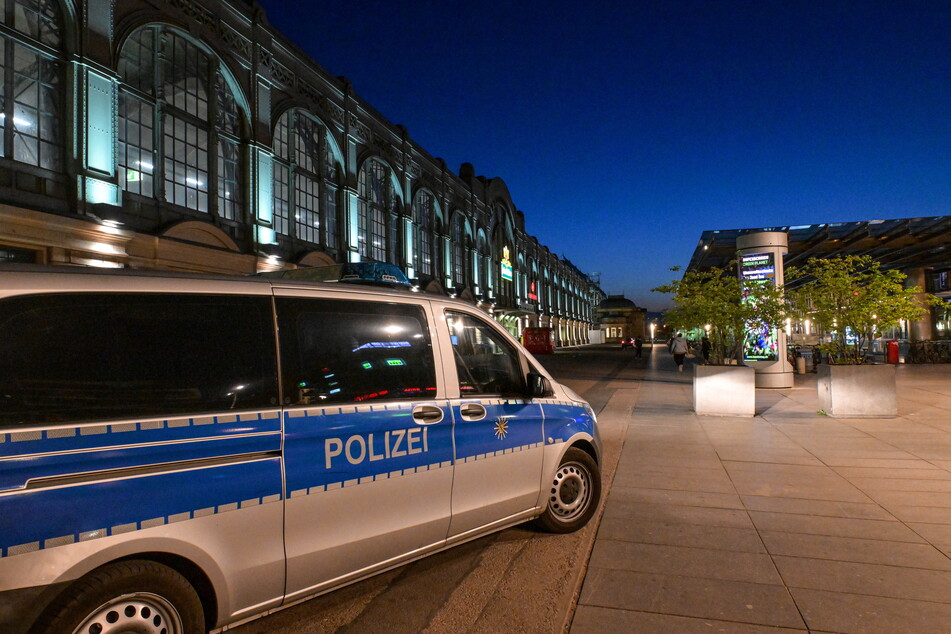 Vor allem nachts sind die Beamten der Polizei häufig vor dem Bahnhof anzutreffen.