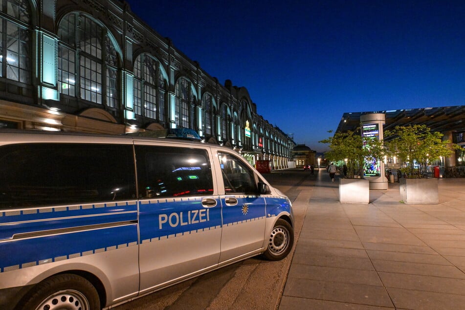 Vor allem nachts sind die Beamten der Polizei häufig vor dem Bahnhof anzutreffen.