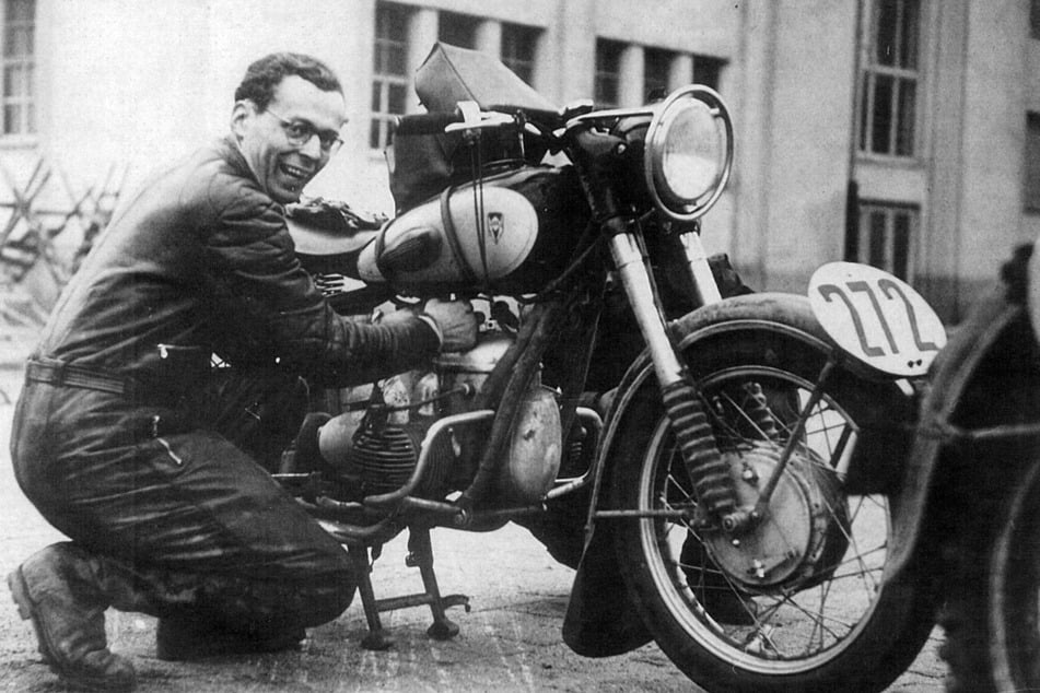 Hier tüftelt Kurt Kämpf (1920-1989) am Motorrad.