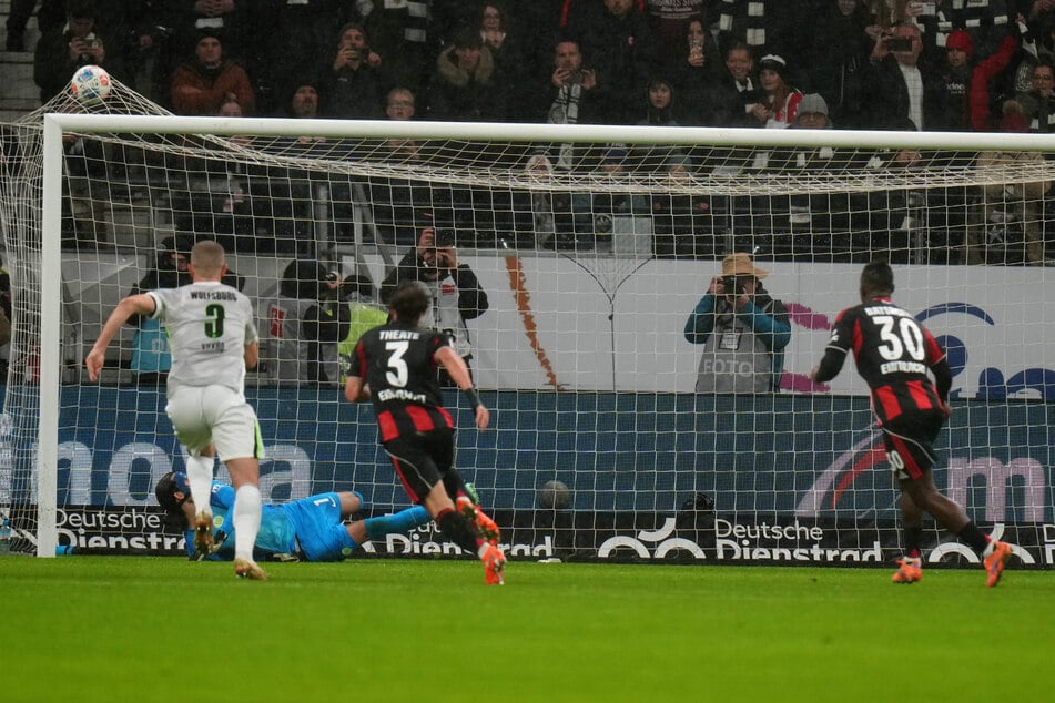 Links oben hatte Batshuayi (r.) das Leder ins Tor gewuchtet und dabei auch nur die Unterkante der Latte getroffen.