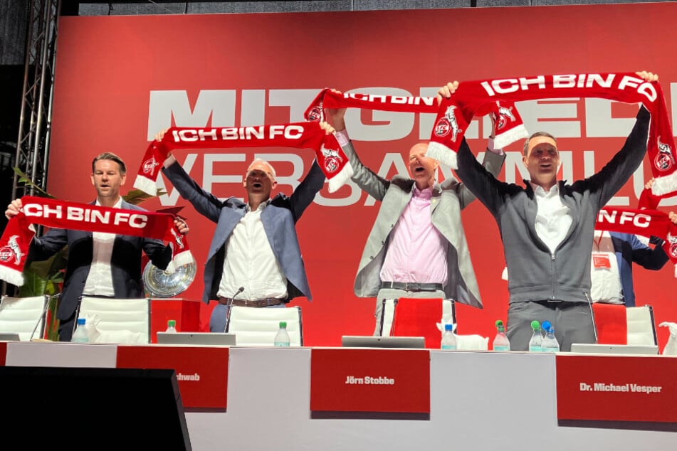 Die mehr als 5000 FC-Mitglieder wählten das Team um Jörn Stobbe (2.v.r.) zum neuen Präsidium.