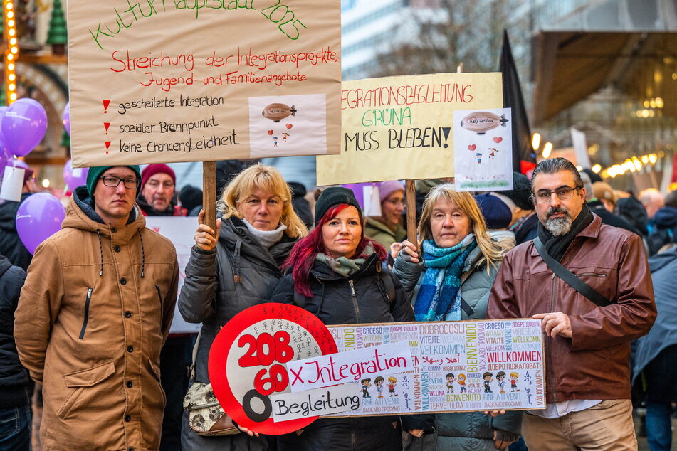 Toni Drechsel (24, l.), Heike Rohland (58, 2.v.l.), Janine Sonntag (37, M.) und Annett Waggon (57) vom AWO-Hort der Baumgartengrundschule Grüna demonstrieren für den Verbleib ihres Integrationsbegleiters Hilal El-Batal (49).