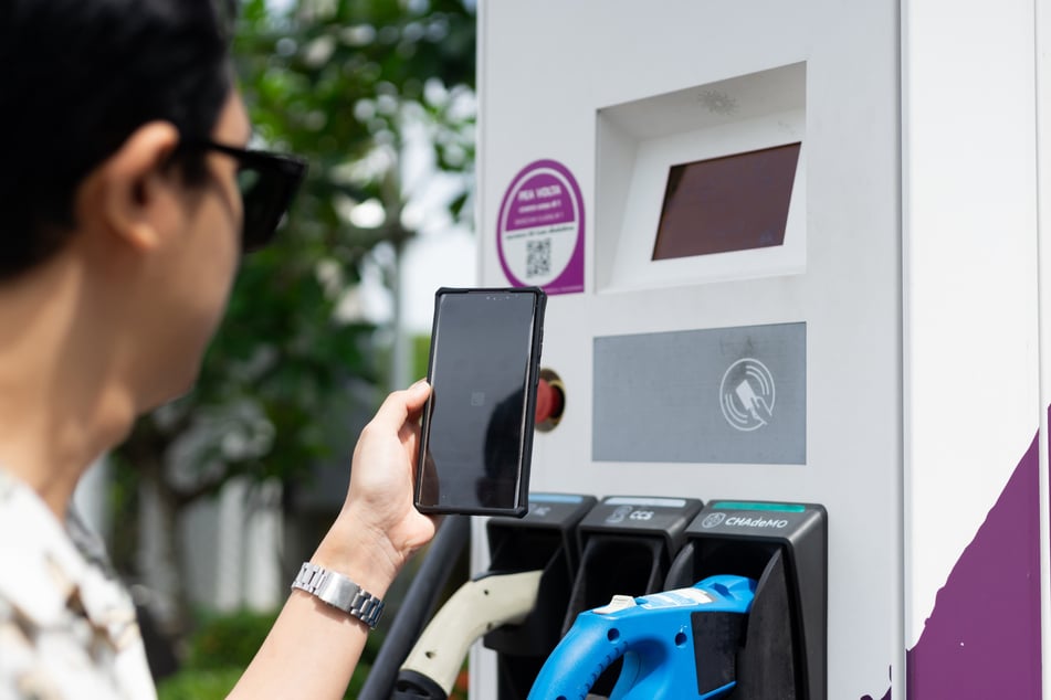 Beim Scannen des QR-Codes an Ladesäulen sollten E-Auto-Fahrer besser zweimal hinschauen. (Symbolfoto)