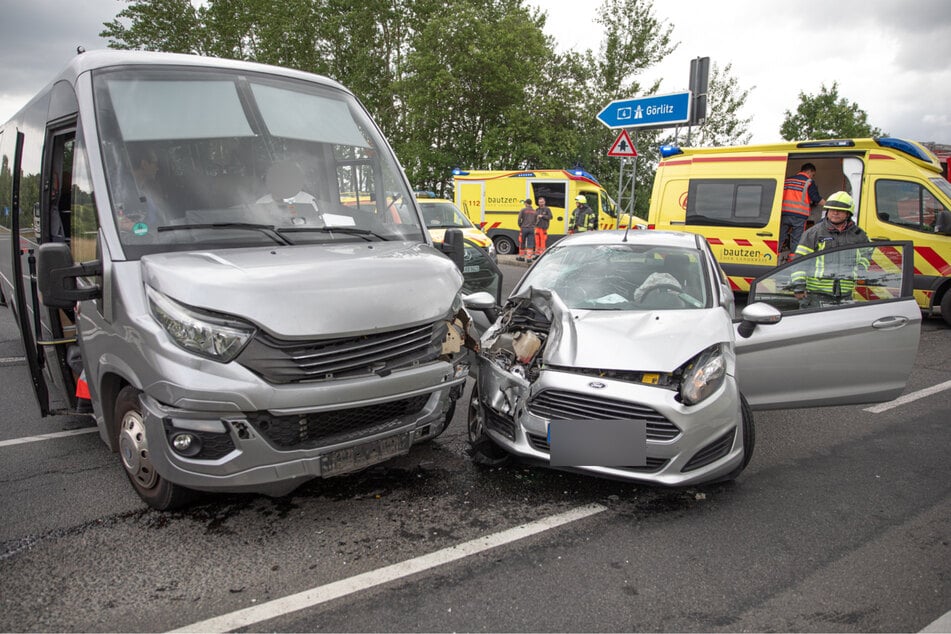Beide Fahrzeuge wurden bei dem Unfall erheblich beschädigt.