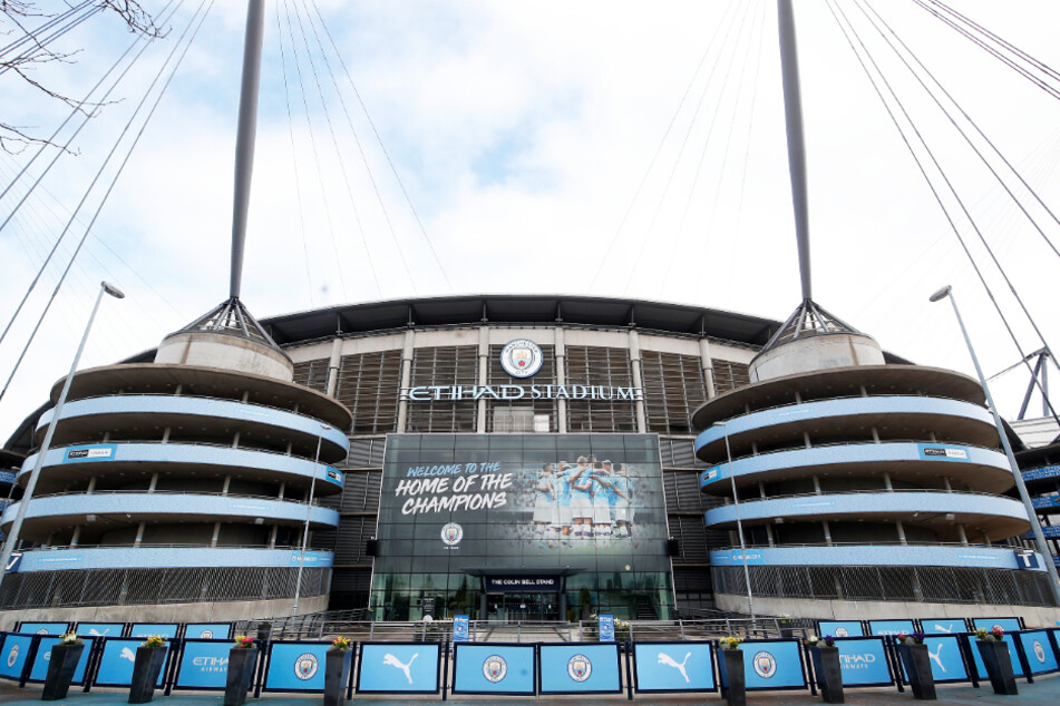 Überall, wie hier im Etihad Stadium von Manchester City, ruht der Fußball.