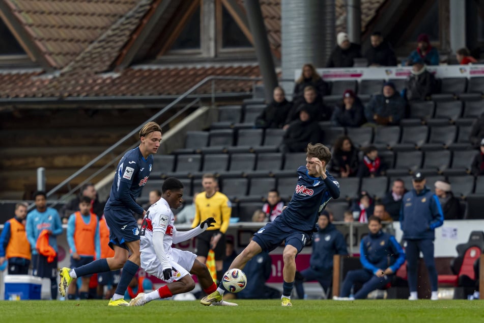 Yannis Hör (21, r.) sah im Drittliga-Spiel beim VfB Stuttgart II unter kuriosen Umständen die Rote Karte.