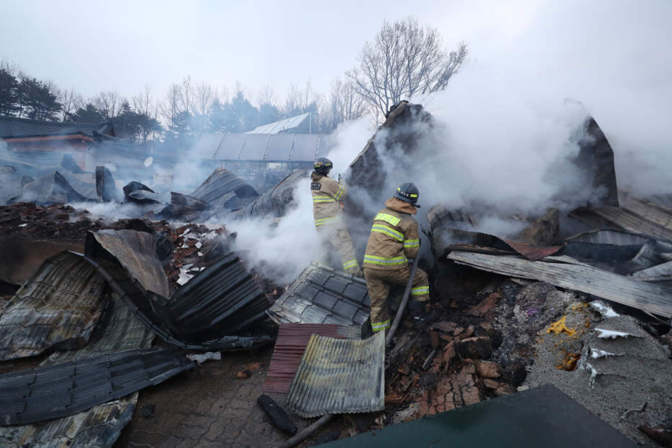 Feuerwehrleute versuchen ein brennendes Haus in Sokcho zu löschen.