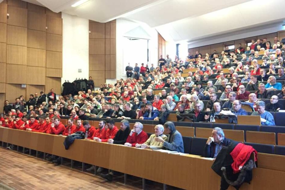Die FSV-Mitglieder benötigten Sitzfleisch. Reichlich sechs Stunden dauerte ihre Versammlung. Die FSV-Profis (vorne links) düsten nach 90 Minuten zum Training ab.