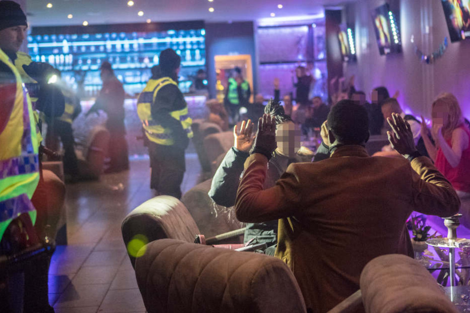 Die Polizei stürmte eine Shisha-Bar. Die anwesenden Personen mussten ihre Hände zeigen.