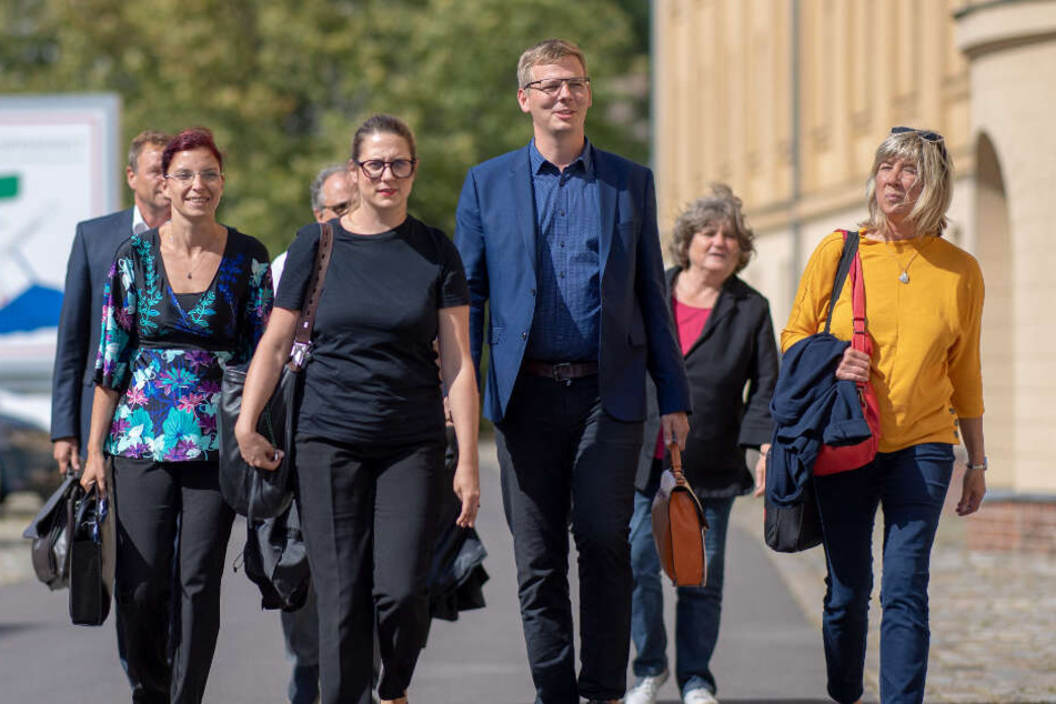 Diana Golze (l-r), Anja Mayer, die beiden Landesvorsitzenden der Linken in Brandenburg, Sebastian Walter, Fraktionsvorsitzender, Kirsten Tackmann, Bundestagsabgeordnete, und Kathrin Dannenberg, Fraktionsvorsitzende, kommen zu dem Sondierungsgespräch über