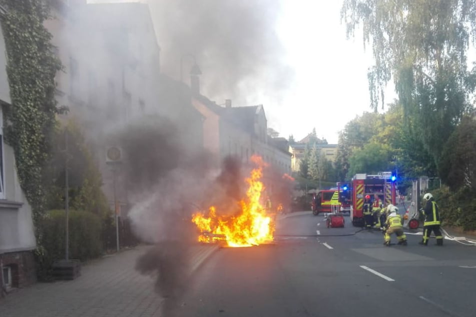 Auch ein Gartenzaun fiel den Flammen zum Opfer.