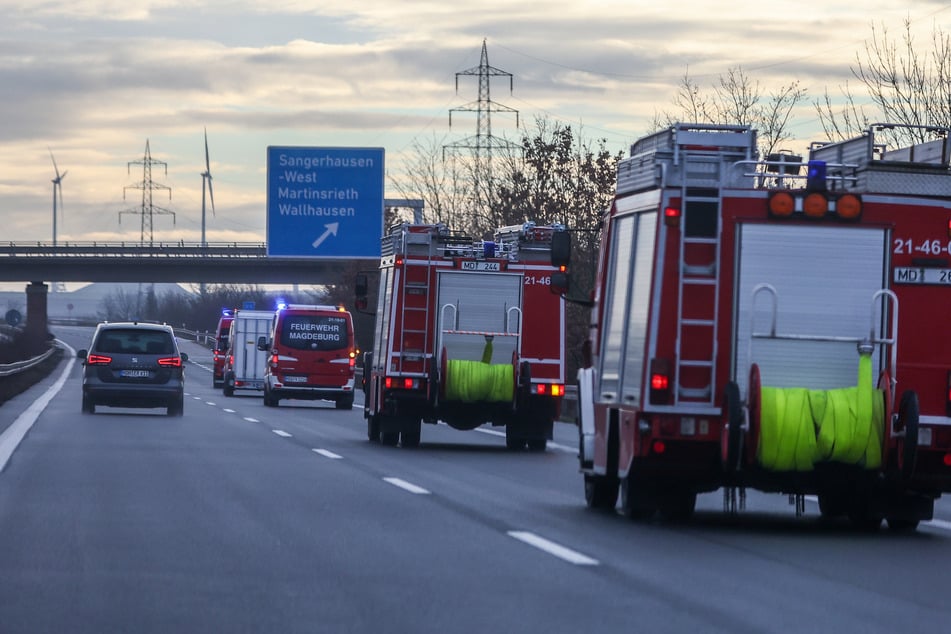 Auf der A38 war es in der Nacht zu einem Unfall gekommen. Die Feuerwehr löschte einen brennenden Wagen. (Symbolbild)