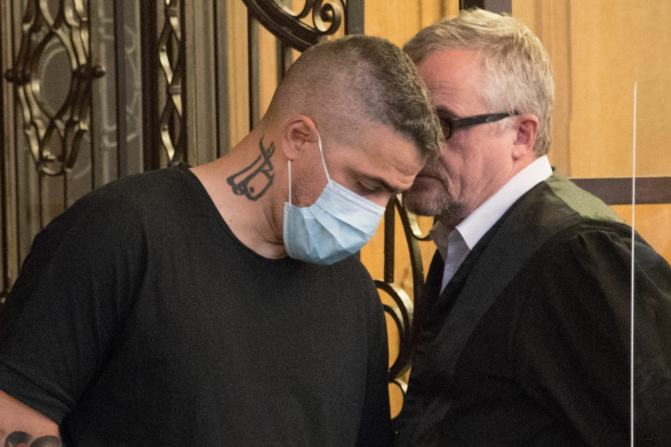 Bushido (42) steht beim Prozess gegen Arafat Abou-Chaker neben seinem Anwalt. Am Mittwoch wird der Rüpel-Rapper erneut im Zeugenstand erwartet.