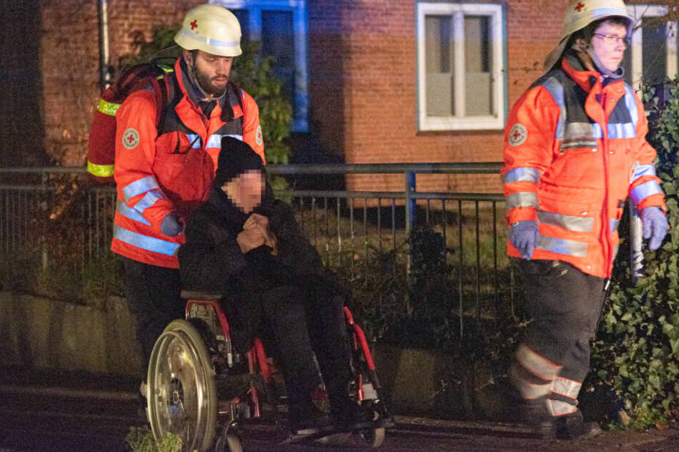 Ein Mitarbeiter des DRK kümmert sich um einen Bewohner des Altenheims.